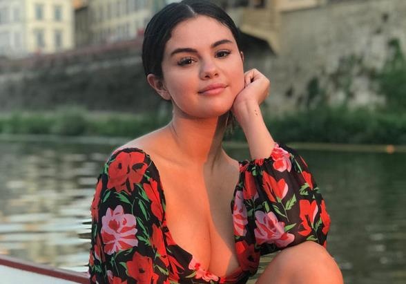 Anh khoe vong mot day dan cua Selena Gomez gay chu y tren Instagram hinh anh
