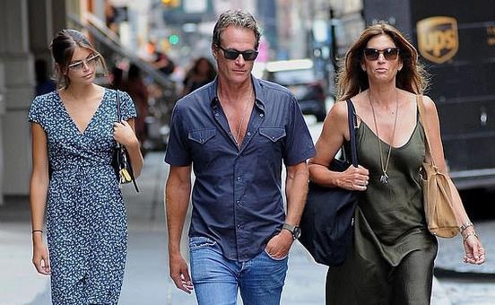 Gia dinh sieu mau Cindy Crawford nhu dien catwalk khi dao pho hinh anh