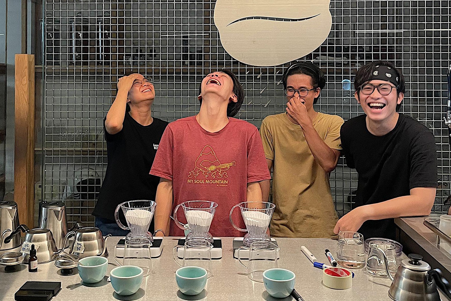 Nhom dong nghiep ben nhau nhung ngay gian cach o TP.HCM hinh anh