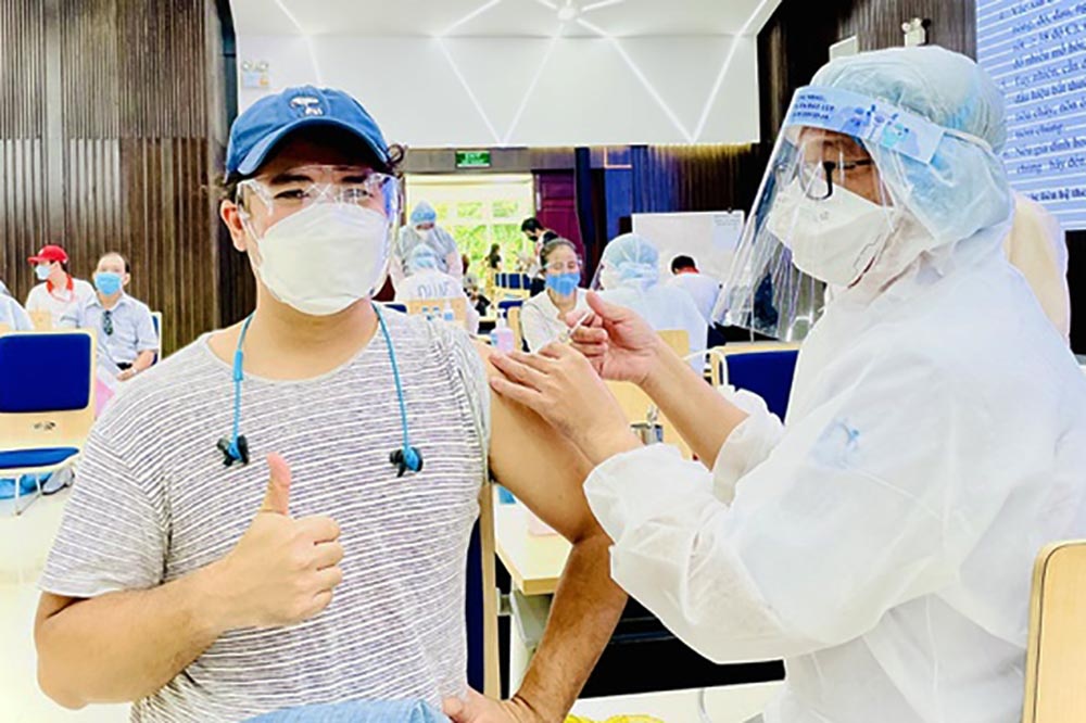 Ban khoan ve tiem ngua Covid-19 cua nguoi nuoc ngoai o TP.HCM hinh anh