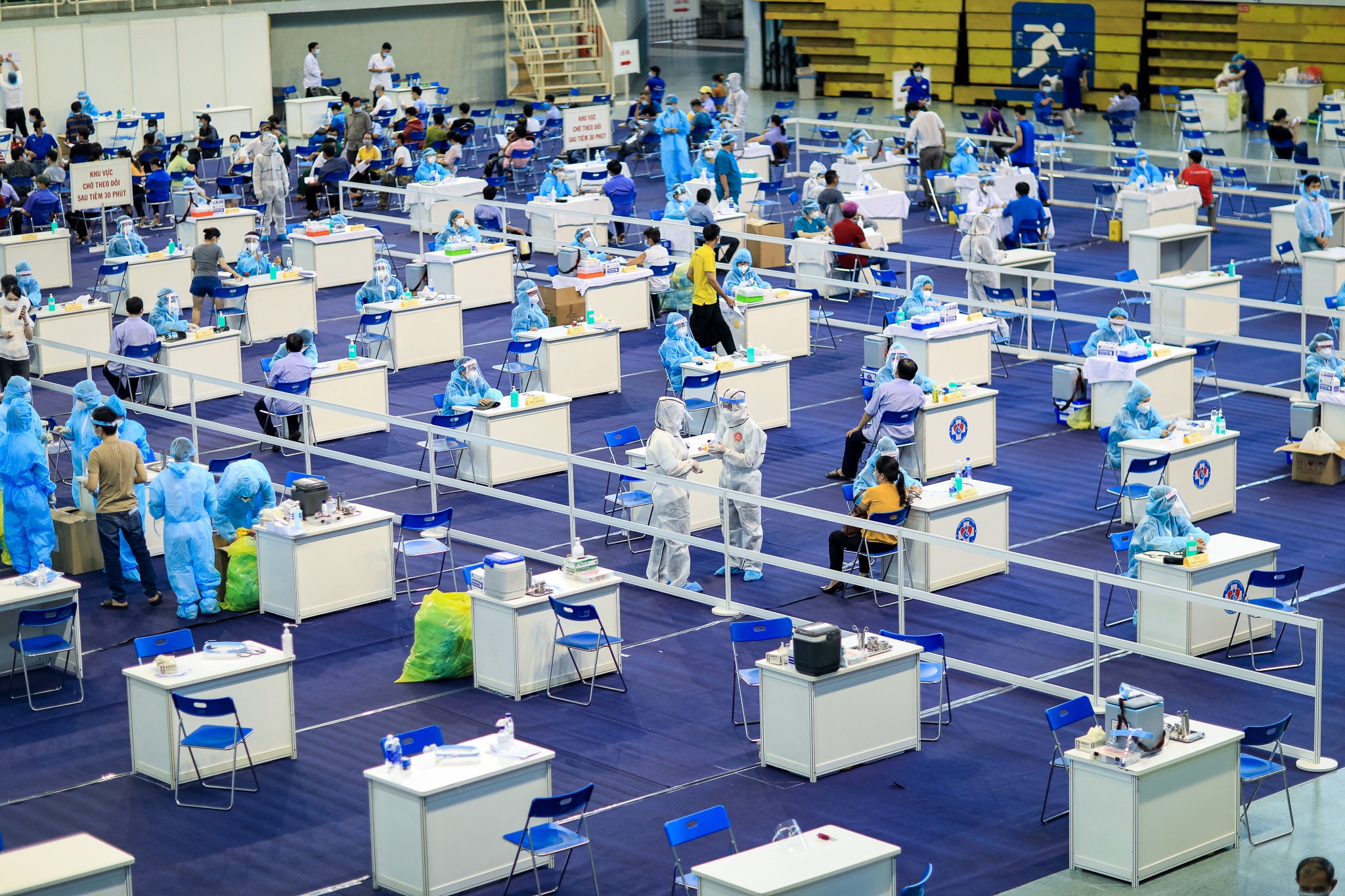 nguoi nuoc ngoai o TP.HCM tiem vaccine anh 2