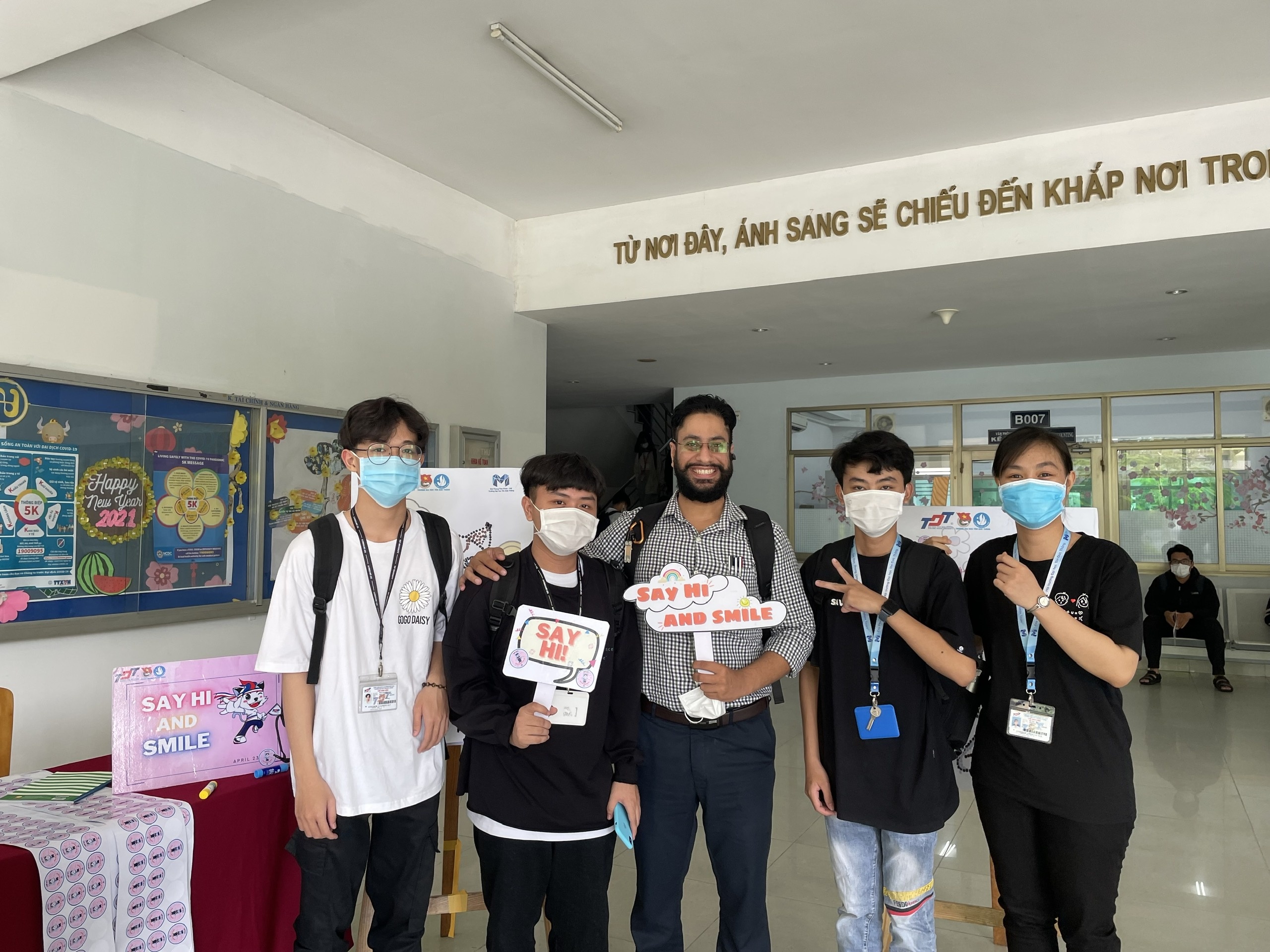 nguoi nuoc ngoai hien mau anh 4