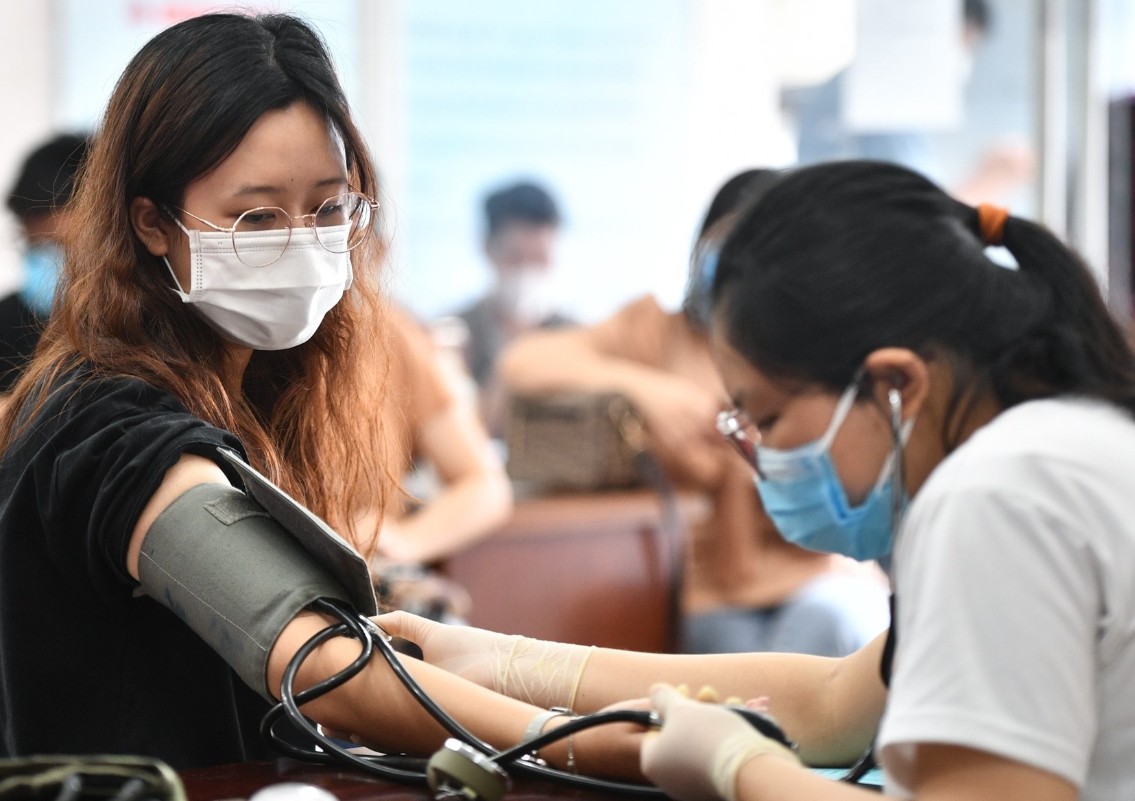 Nguoi nuoc ngoai o TP.HCM hien mau giua dich Covid-19 hinh anh