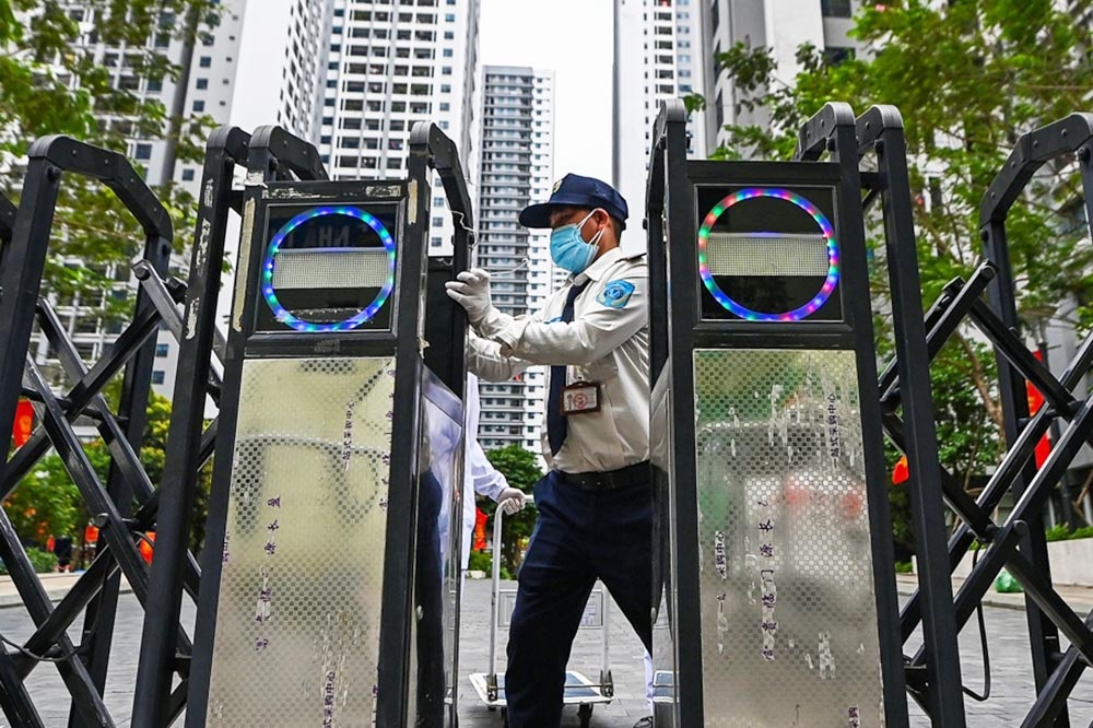 Chung cu o TP.HCM tang cuong bao ve cu dan thoi dich hinh anh