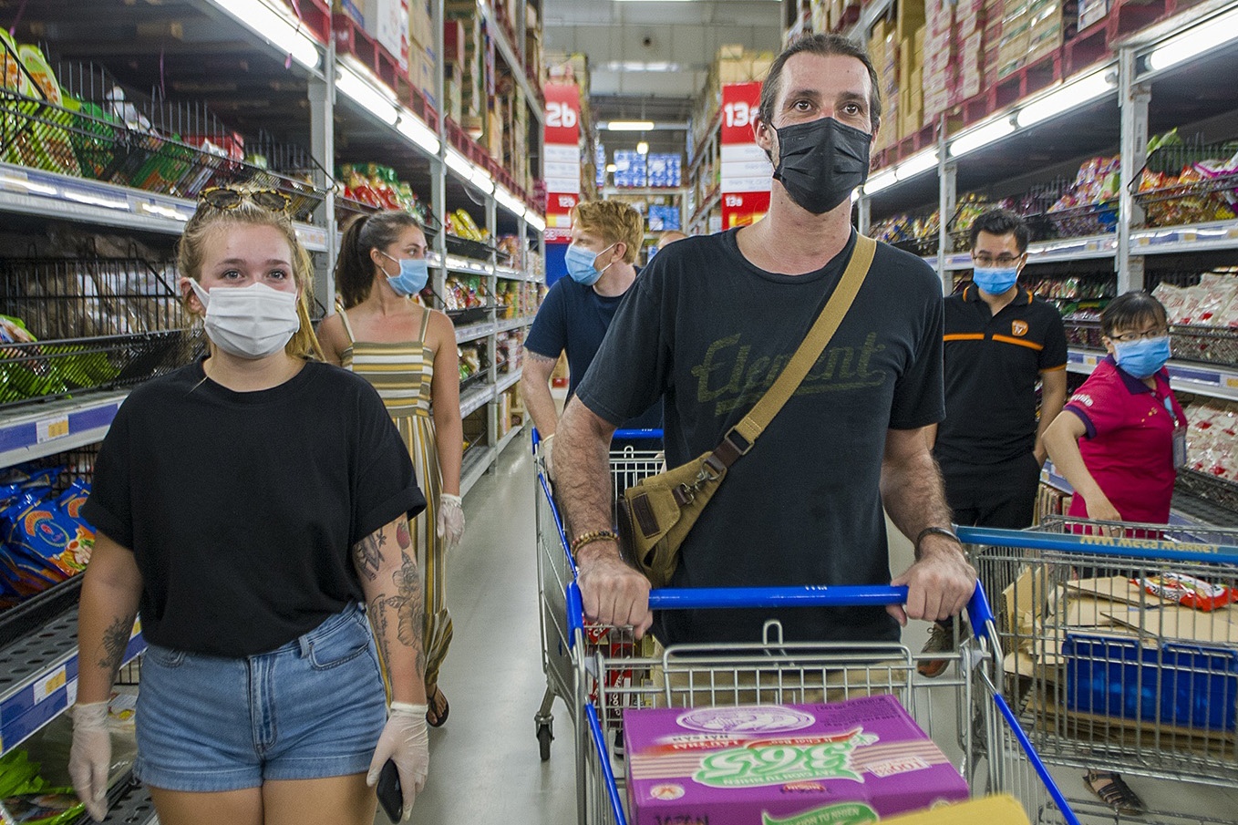 Nguoi nuoc ngoai bo ngo di cho thoi gian cach o TP.HCM hinh anh