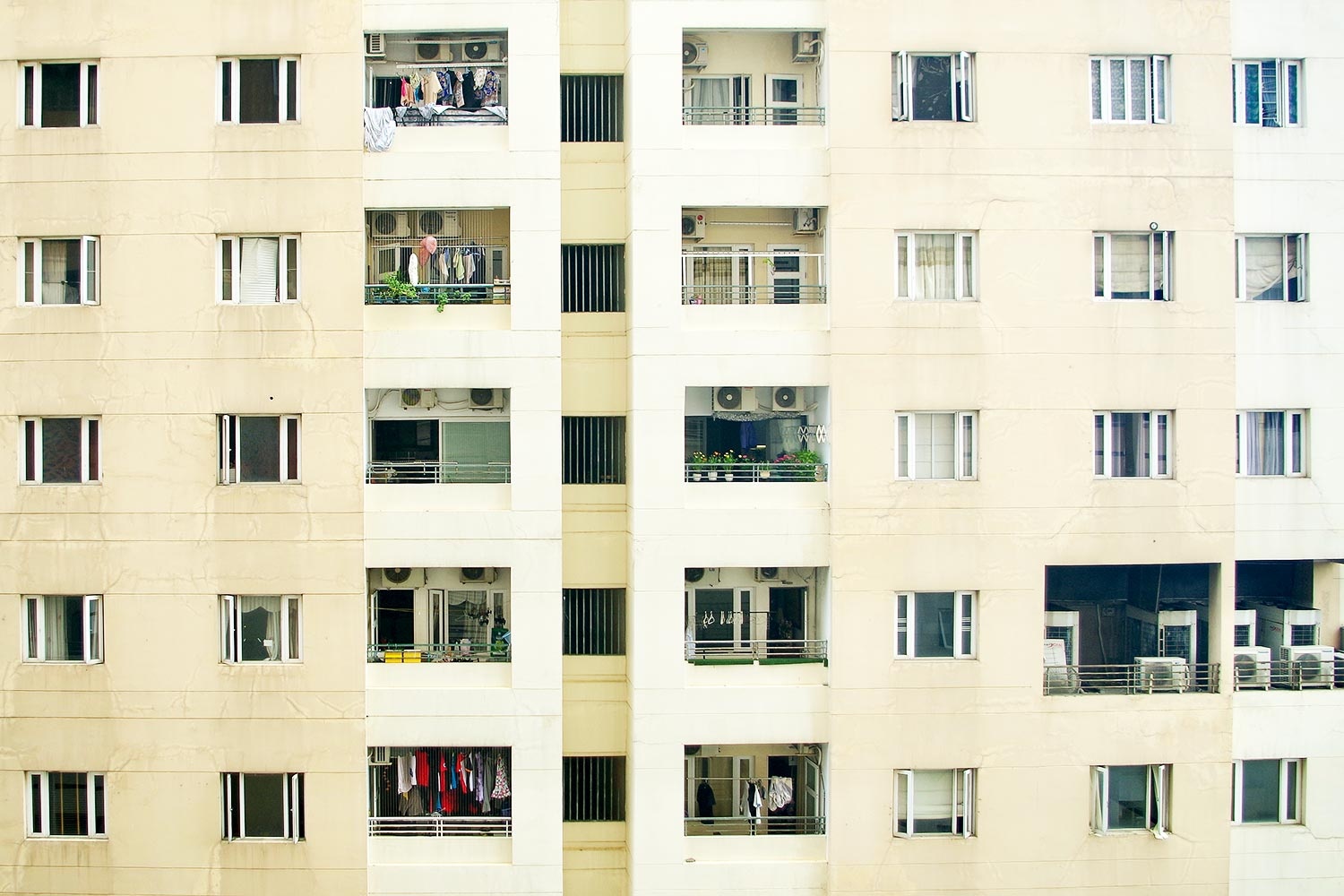 Chung cu o TP.HCM lo ngai lay nhiem Covid-19 qua duong thong gio hinh anh