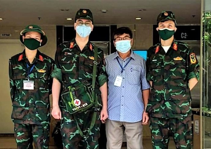 Linh quan y o chung cu TP.HCM: 'Gop suc cung moi nguoi la vinh du' hinh anh