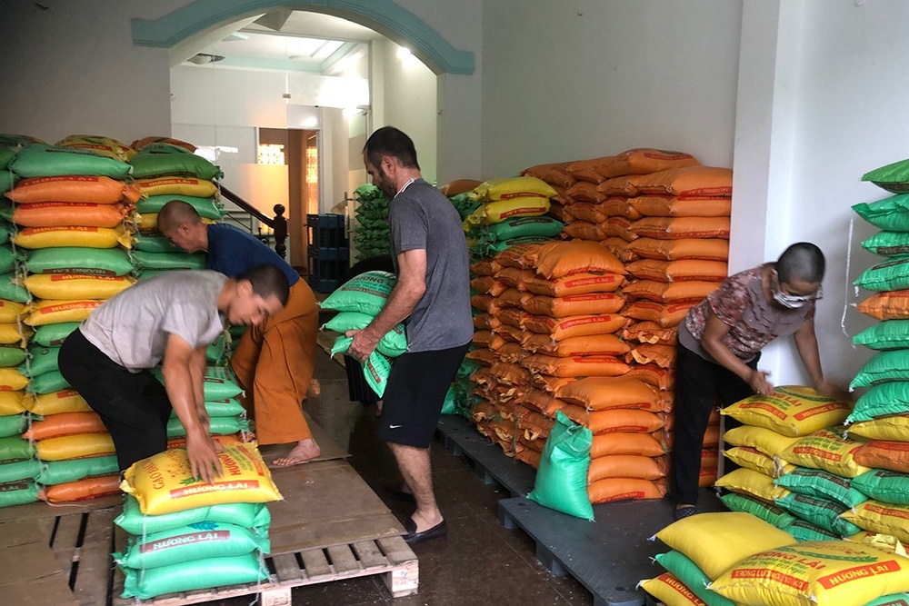 ong tay lam thien nguyen anh 3