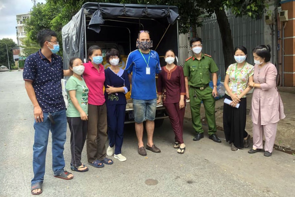 ong tay lam thien nguyen anh 2