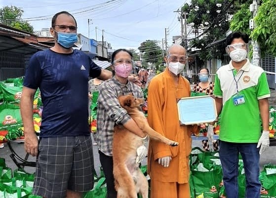 Ong Tay o TP.HCM mang nghin tui thuc pham giup nguoi ngheo hinh anh