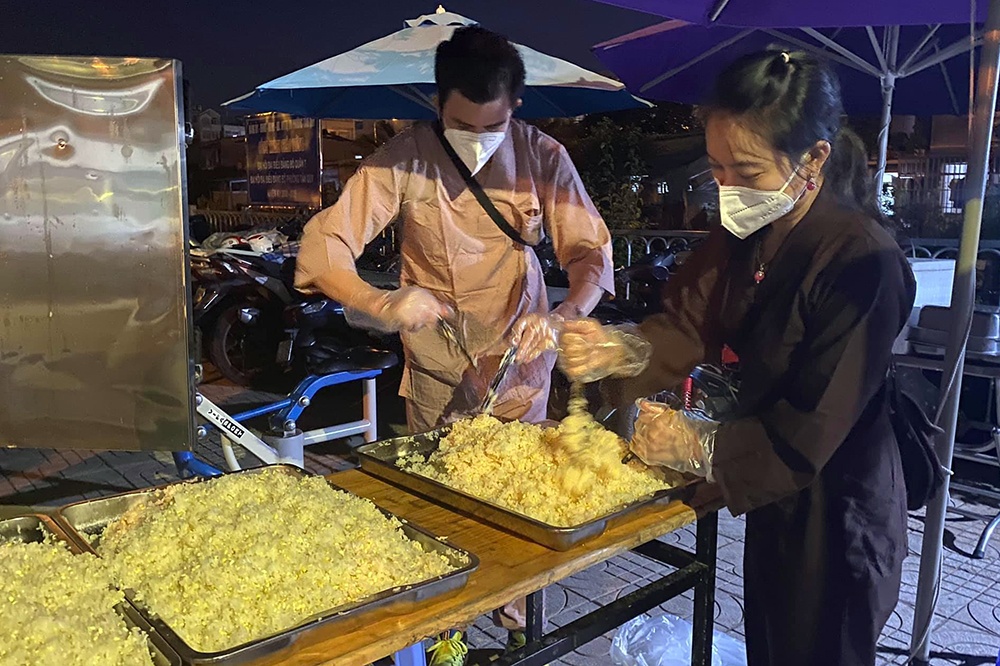 cặp vợ việt chồng tây giúp người nước ngoài ảnh 6 cap vo viet chong tay giup nguoi nuoc ngoai anh 6