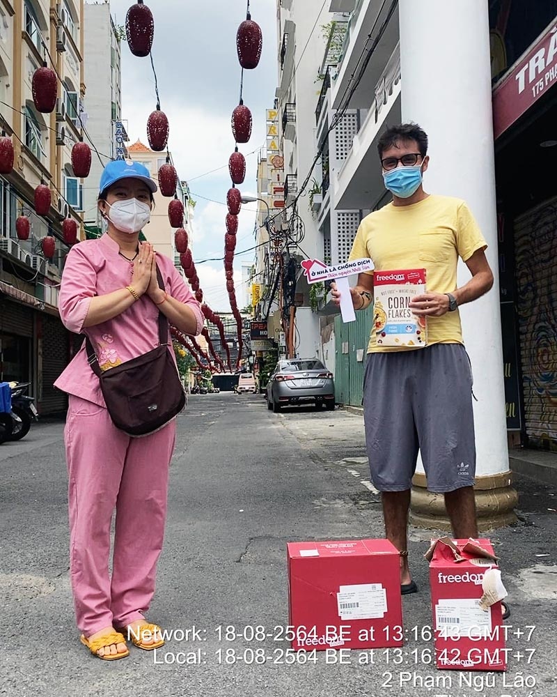 cặp vợ việt chồng tây giúp người nước ngoài ảnh 3 cap vo viet chong tay giup nguoi nuoc ngoai anh 3