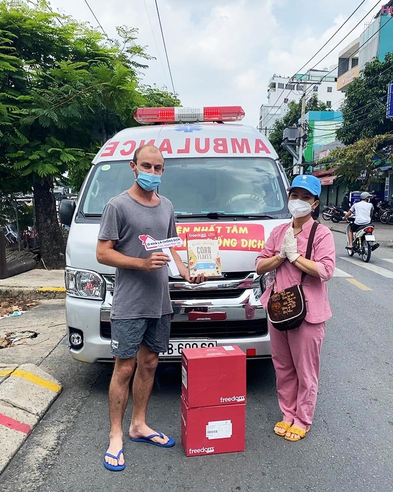 cặp vợ việt chồng tây giúp người nước ngoài ảnh 4 cap vo viet chong tay giup nguoi nuoc ngoai anh 4