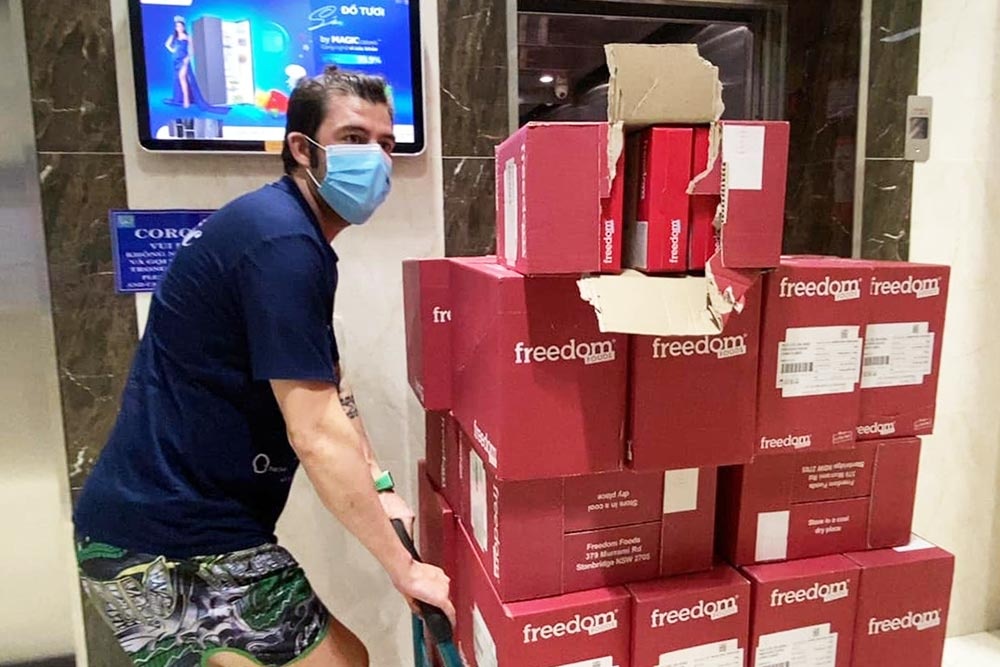 cặp vợ việt chồng tây giúp người nước ngoài ảnh 5 cap vo viet chong tay giup nguoi nuoc ngoai anh 5