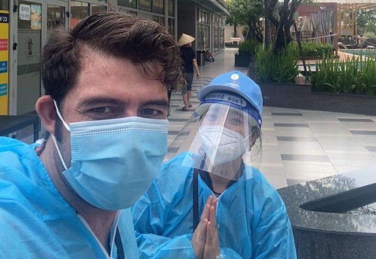 Cap vo Viet chong Tay giup do nguoi nuoc ngoai o TP.HCM hinh anh