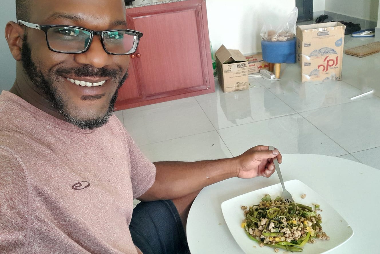 Ong Tay o TP.HCM nho cong dong mang chi cach xao rau muong hinh anh