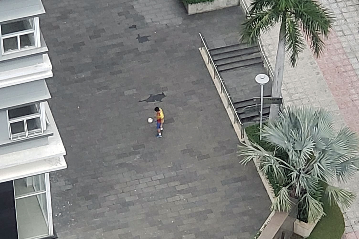 cu dan hut thuoc o chung cu anh 2