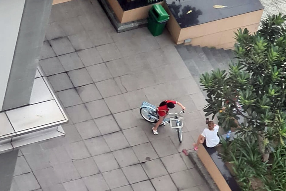 cu dan hut thuoc o chung cu anh 1