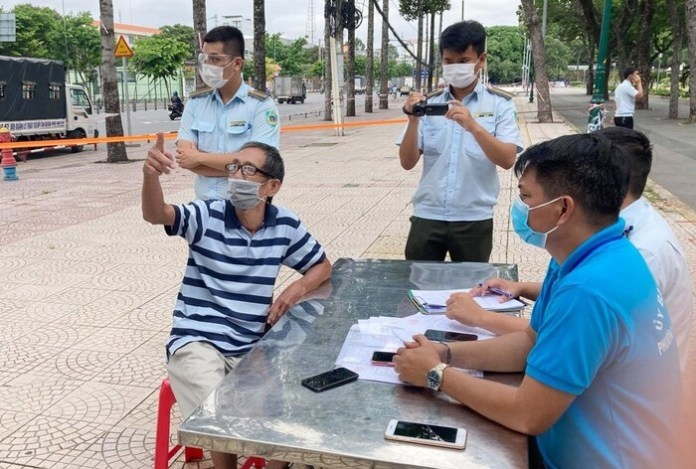 Cu dan phan anh nhom nguoi tu tap hut thuoc o chung cu quan 7 hinh anh