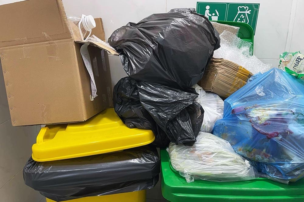 Cu dan phan anh tinh trang rac bua bai trong chung cu TP.HCM hinh anh