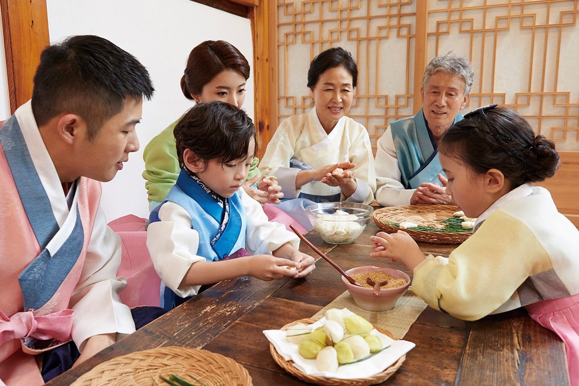 Nguoi nuoc ngoai o TP.HCM nho Trung thu que nha hinh anh