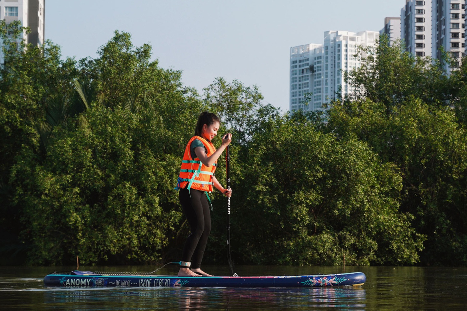 Gia dinh, ban be ru nhau di cheo SUP o TP.HCM sau gian cach hinh anh