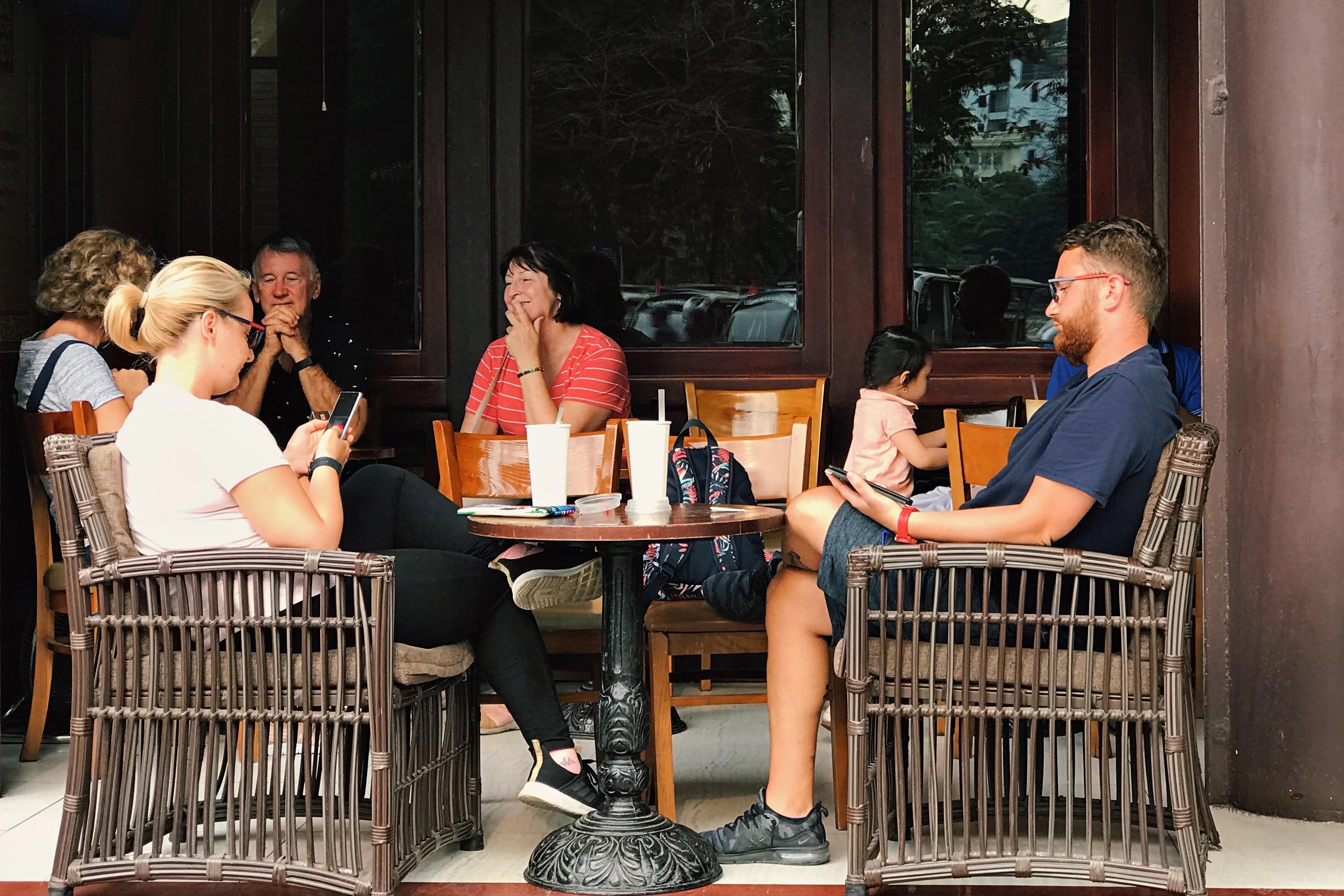 Nguoi nuoc ngoai o TP.HCM them ngoi uong ca phe tai quan hinh anh