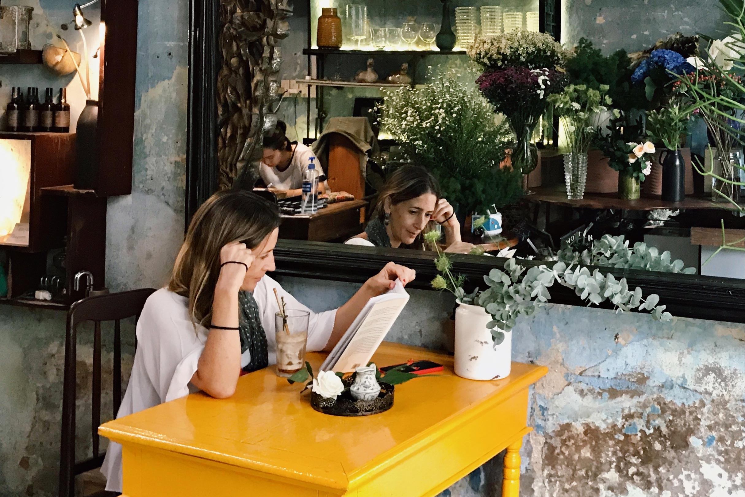 nguoi nuoc ngoai den quan ca phe anh 1