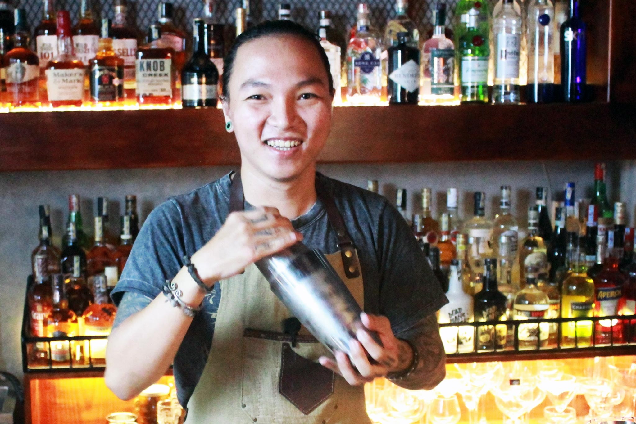 Quan bar hoat dong suot gian cach cua chang trai TP.HCM hinh anh