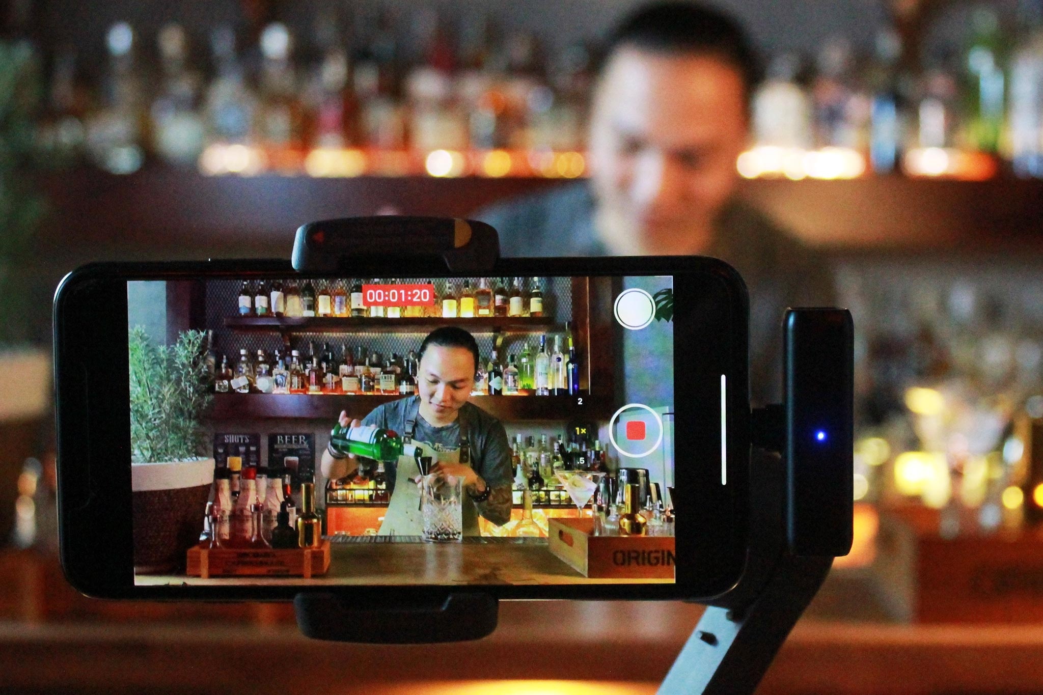 chang trai TP.HCM mo quan bar anh 7