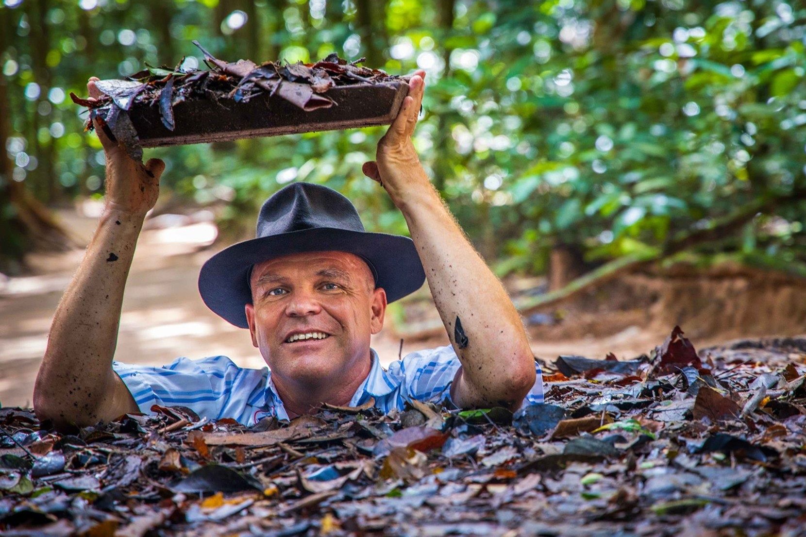 Dieu mong moi cua hai ong Tay o TP.HCM ve chuyen di sau gian cach hinh anh