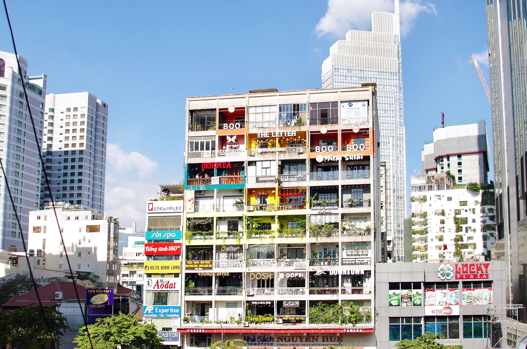 chung cu ca phe pho di bo Nguyen Hue anh 2