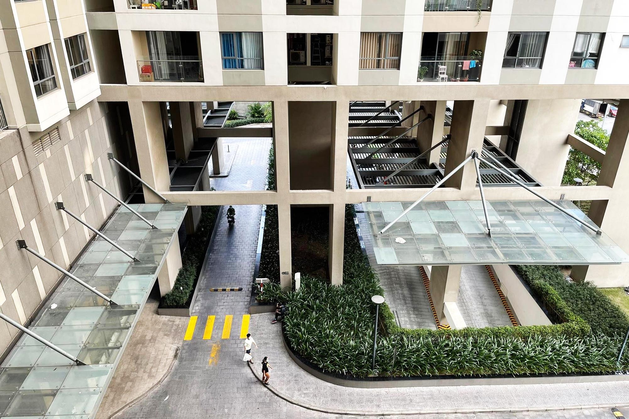 cu dan song o tang thap chung cu anh 1