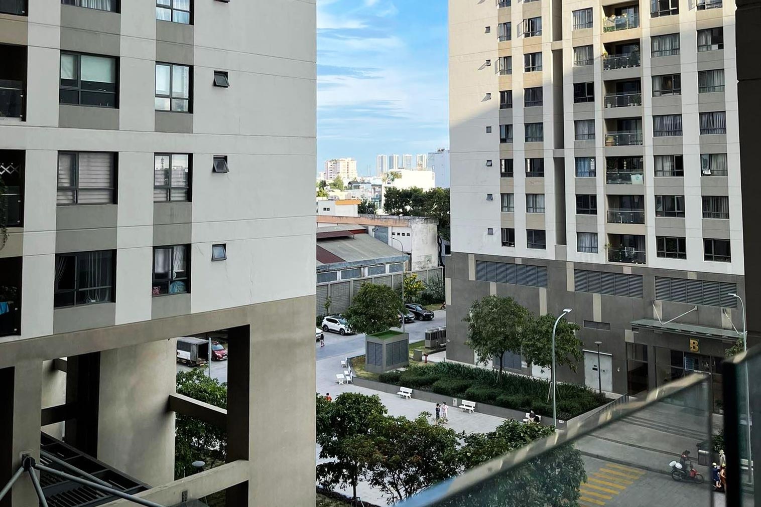 cu dan song o tang thap chung cu anh 2