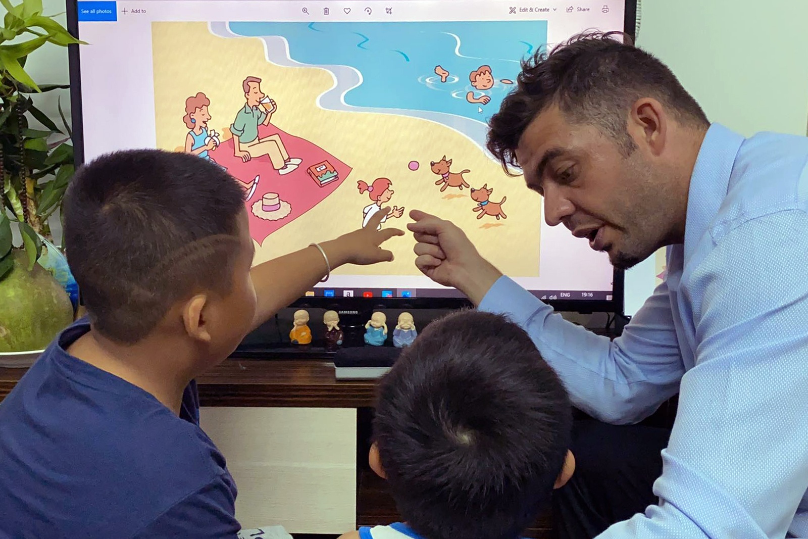 nguoi nuoc ngoai o TP.HCM di qua dai dich 2021 anh 1