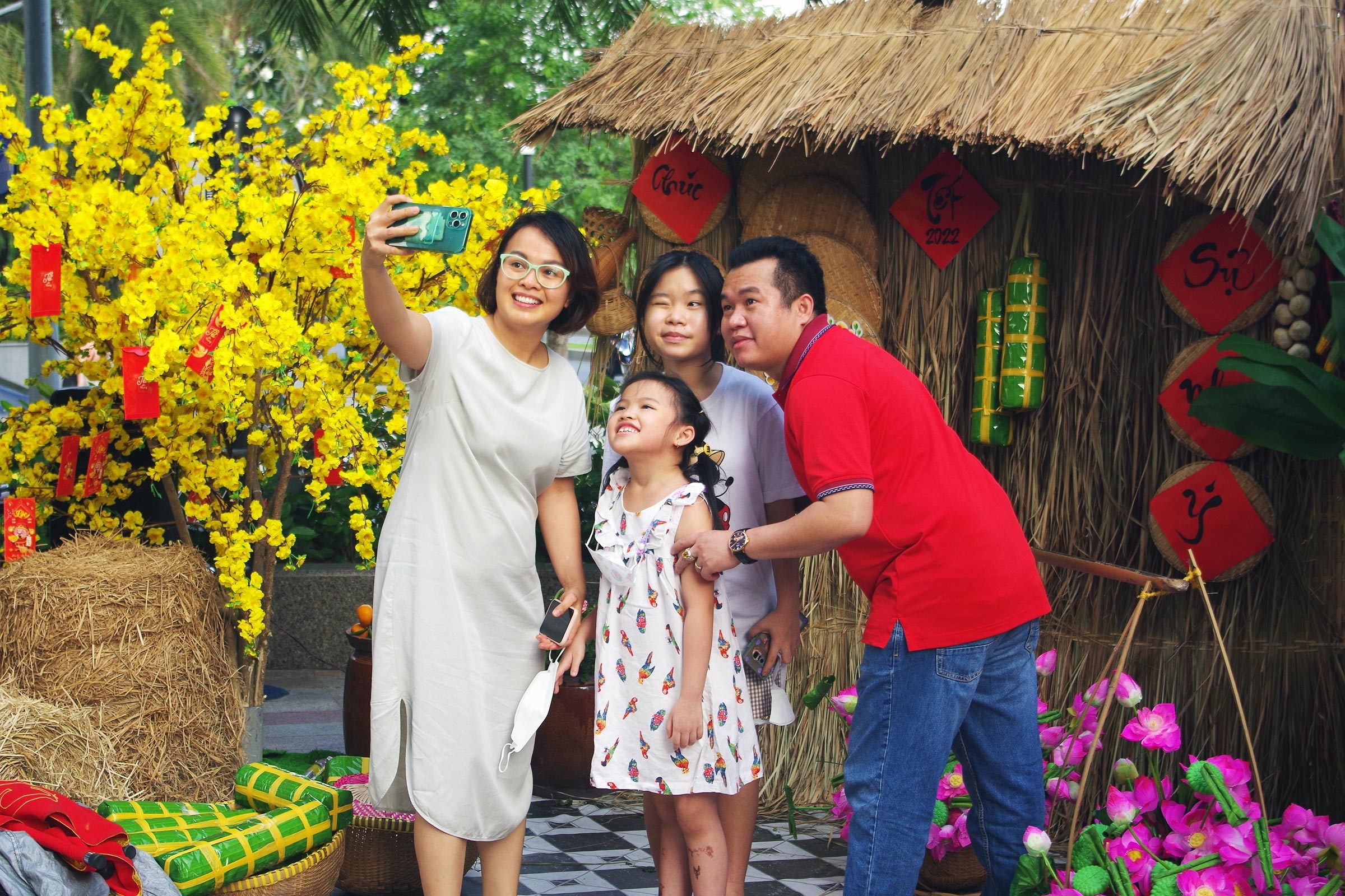 Nguoi dan di cho Tet que o chung cu TP.HCM hinh anh