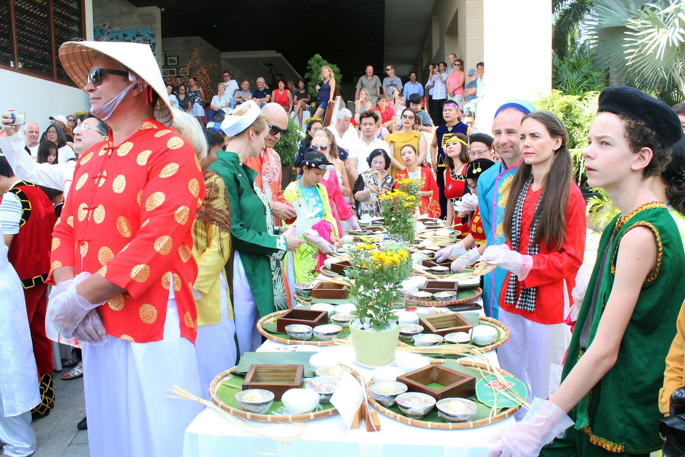 nguoi nuoc ngoai don Tet o TP.HCM anh 1