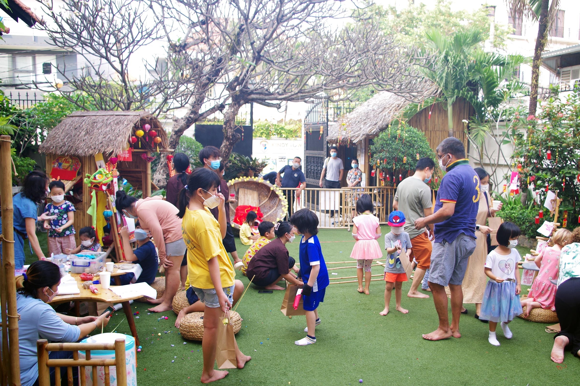 hoi trai Tet cho tre em o Thao Dien anh 7