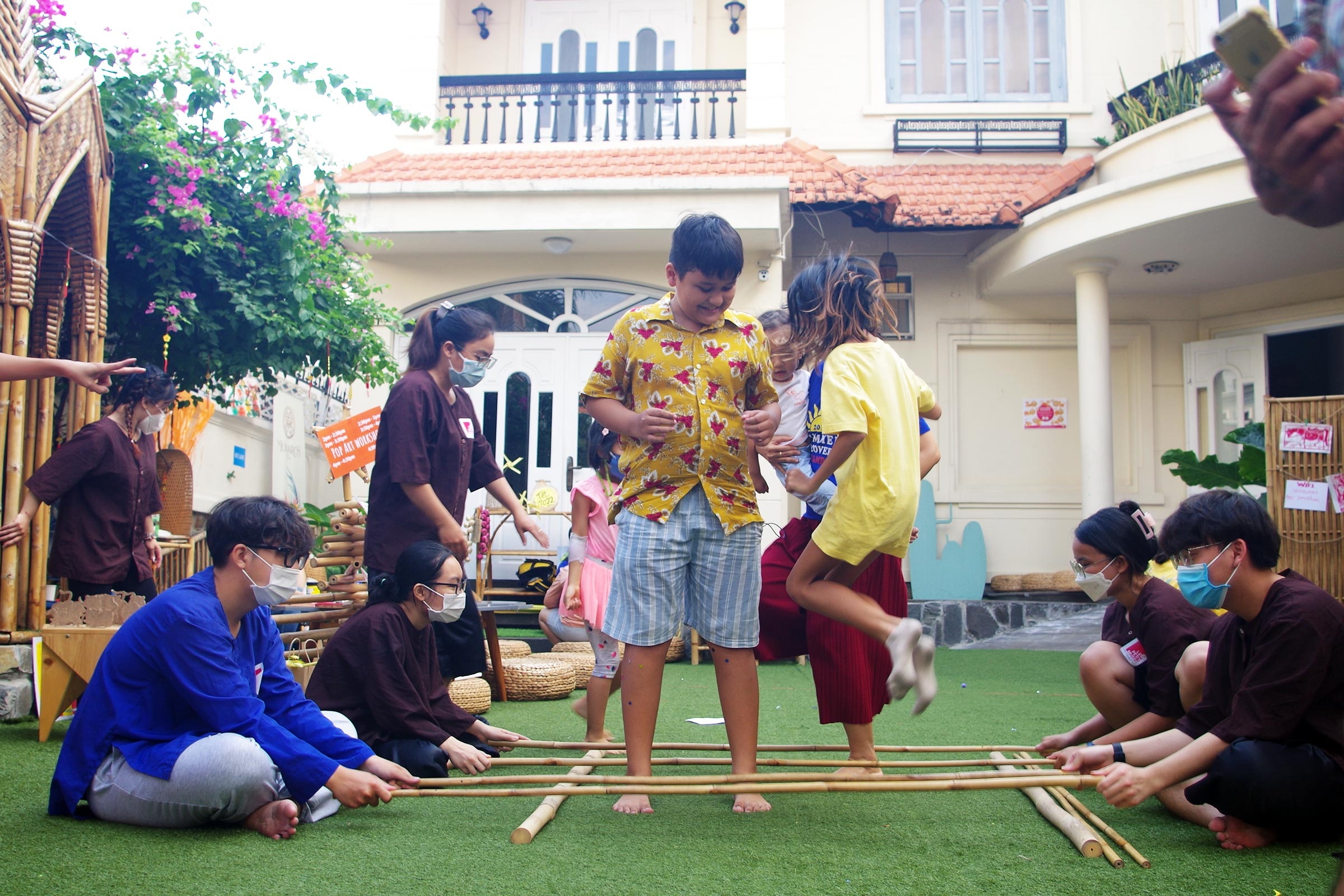 hoi trai Tet cho tre em o Thao Dien anh 9