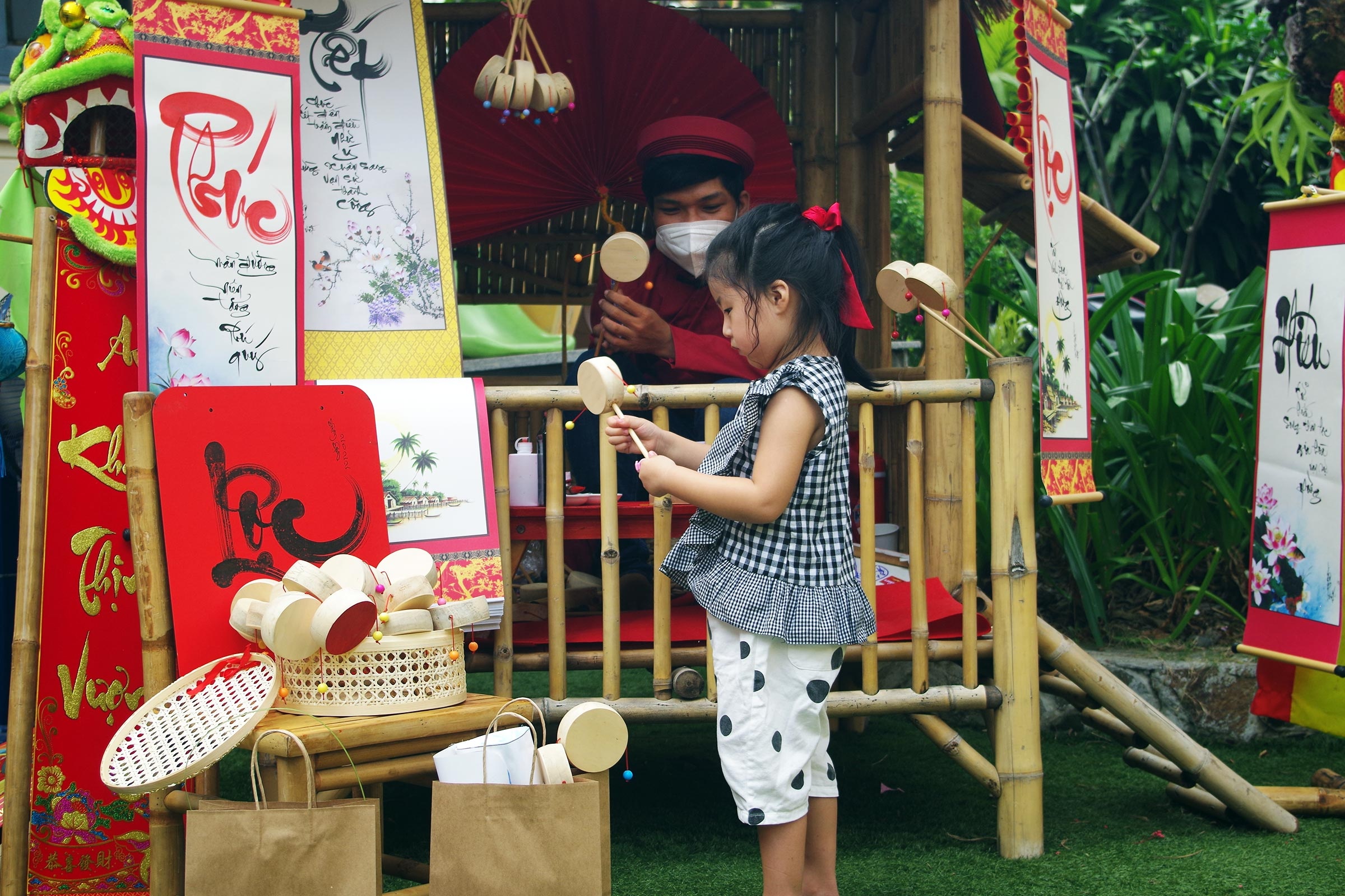 hoi trai Tet cho tre em o Thao Dien anh 8