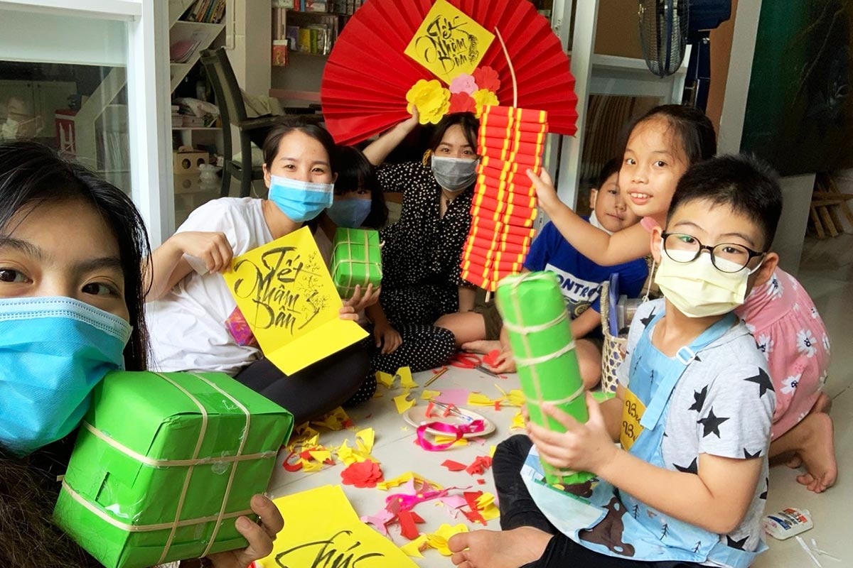 Tre em ngoai quoc vui hoi trai Tet o khu Tay TP.HCM hinh anh