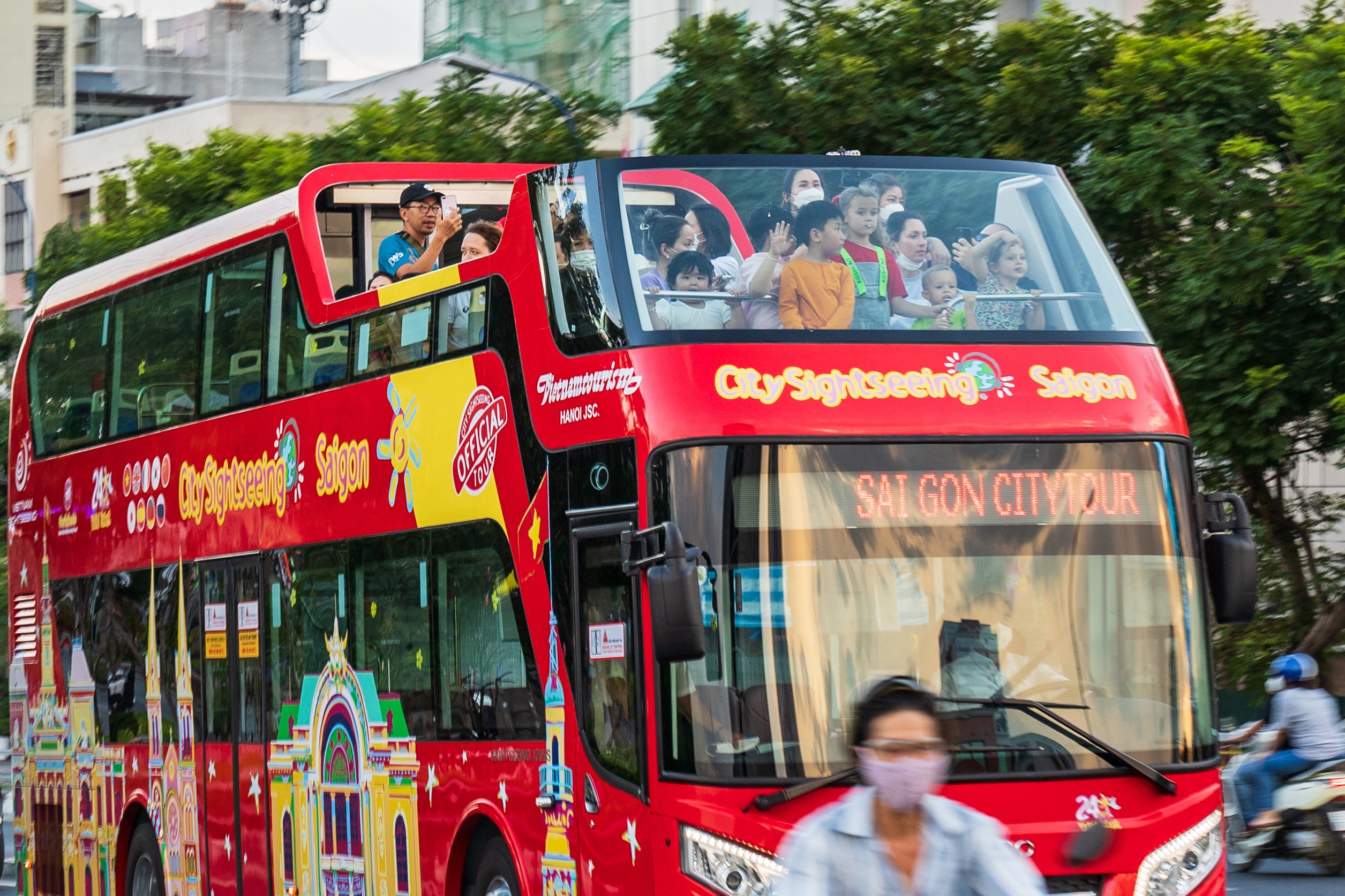 Nguoi TP.HCM di xe buyt 2 tang tang dot bien dip Tet hinh anh