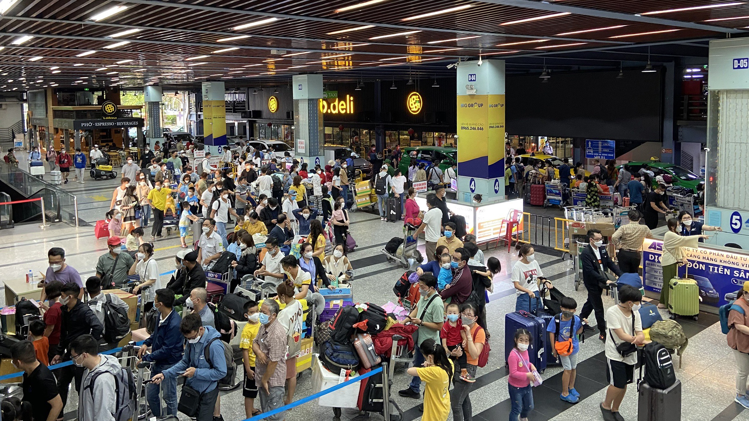 nguoi nuoc ngoai doi xe o san bay anh 2