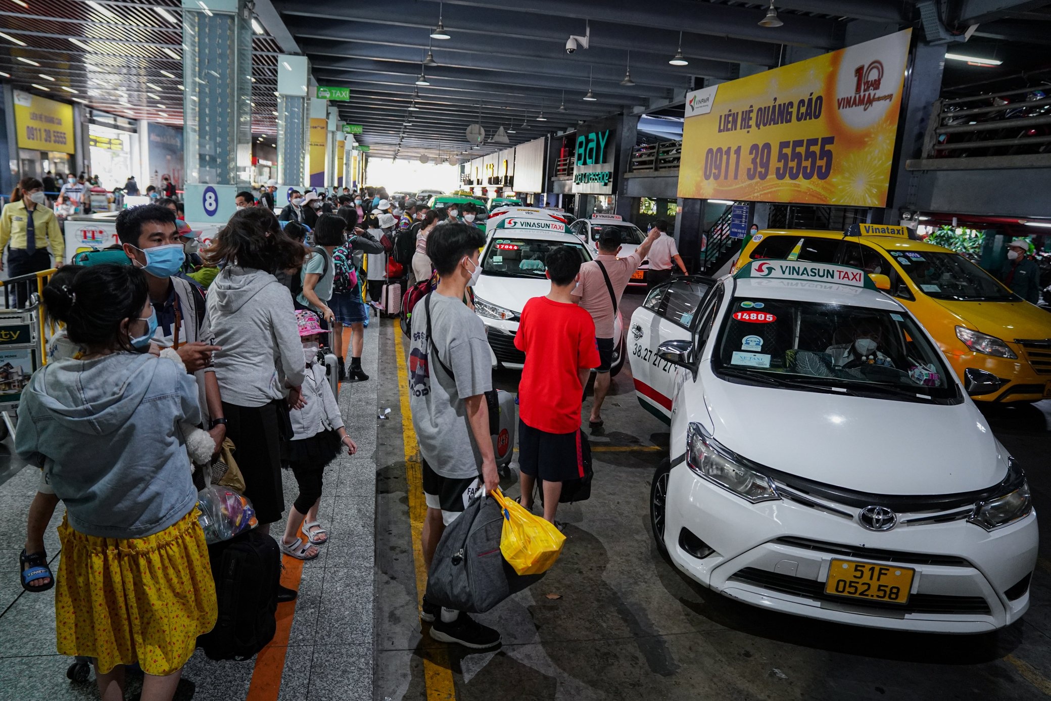 Cu dan khoe gia taxi tu san bay ve chung cu anh 3