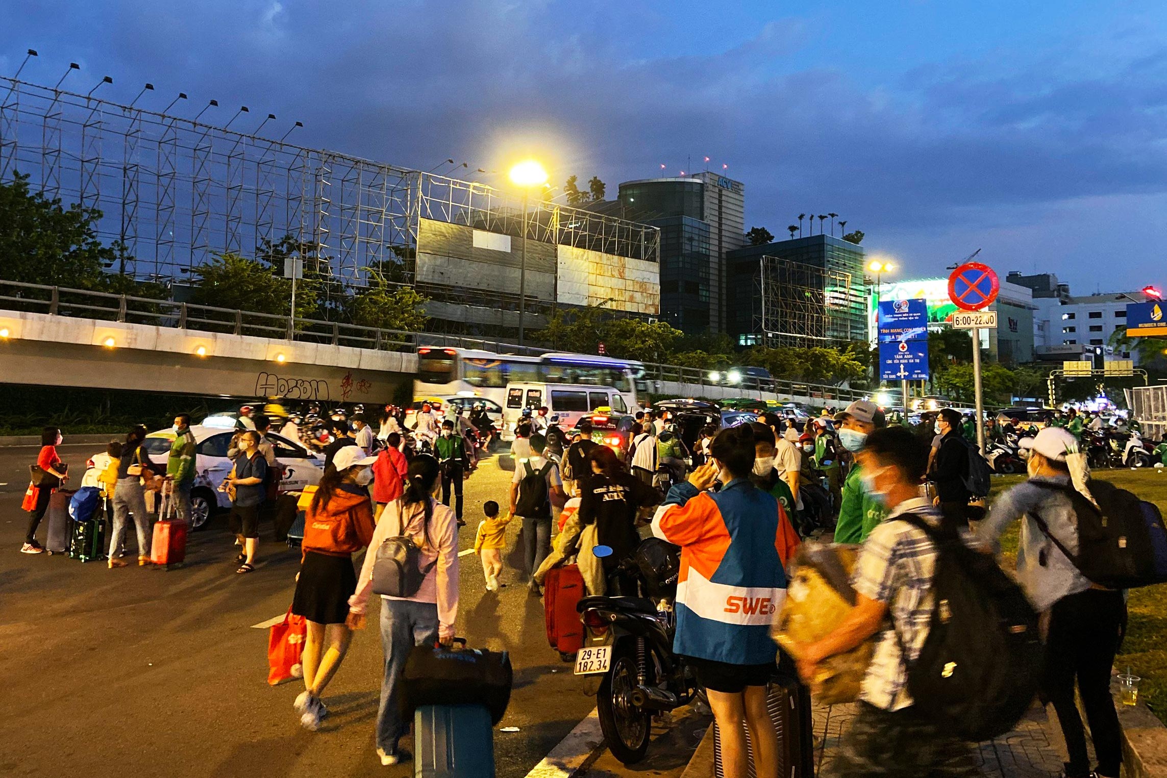 Cư dân khoe giá taxi từ sân bay về chung cư ảnh 2 Cu dan khoe gia taxi tu san bay ve chung cu anh 2