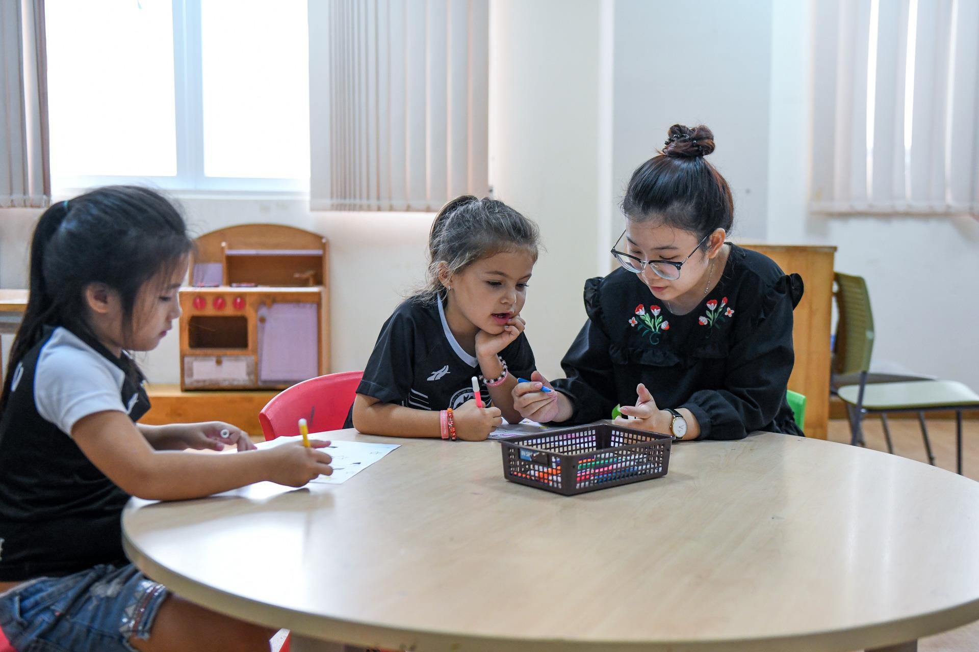 phu huynh nuoc ngoai tim truong hoc cho con anh 1