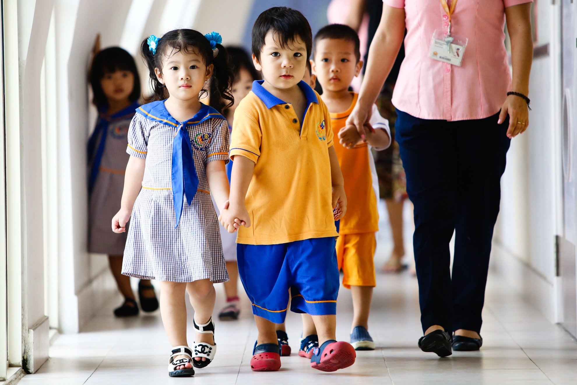 Phu huynh ngoai quoc o TP.HCM loay hoay truoc viec dua tre den truong hinh anh