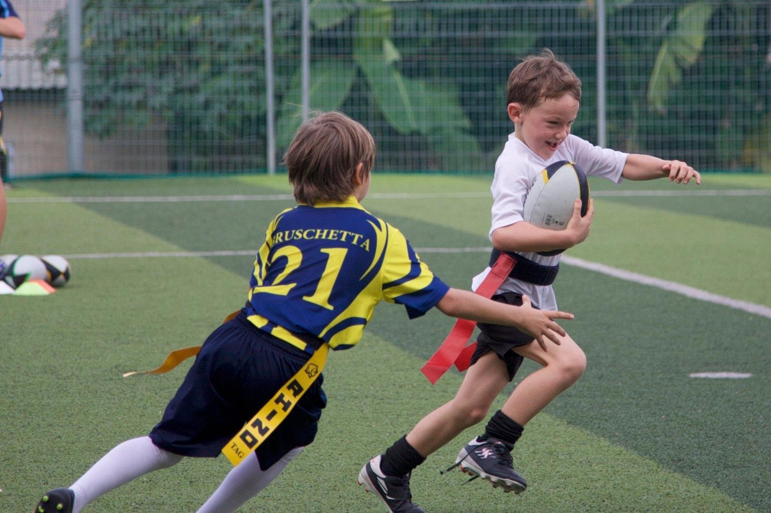 Cuoi tuan dua tre di choi bong bau duc o TP.HCM hinh anh
