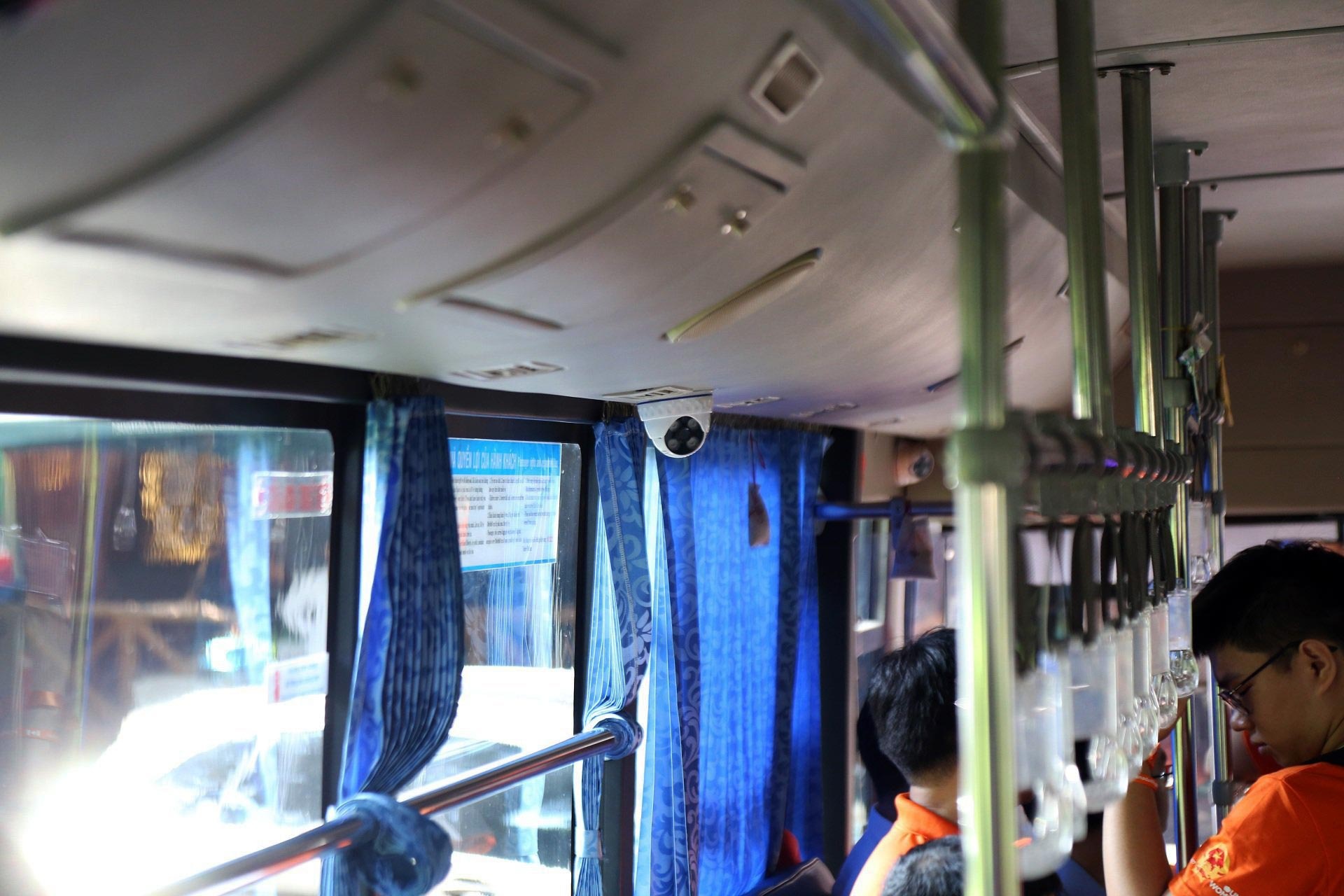 quay roi tren xe buyt TP.HCM anh 2