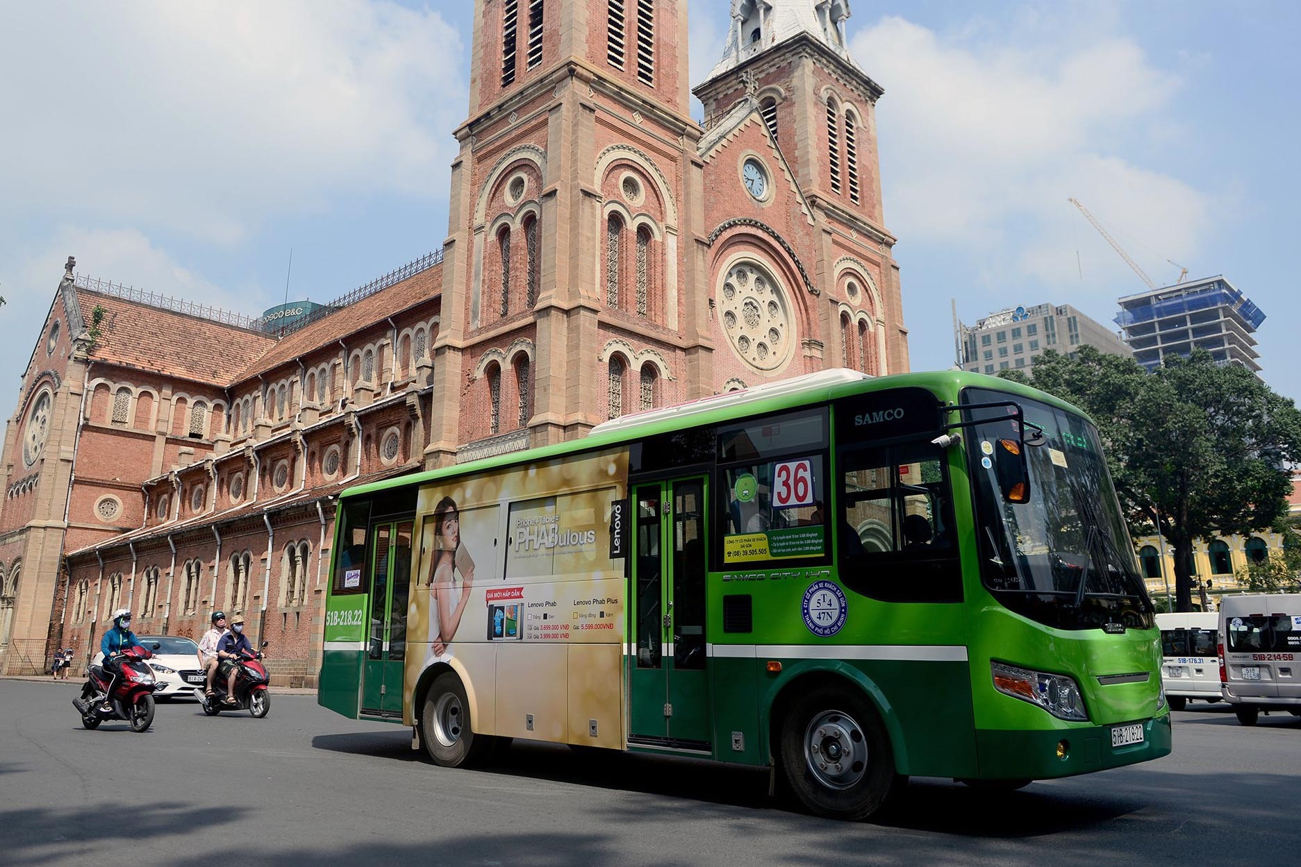 quay roi tren xe buyt TP.HCM anh 1